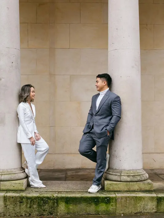 Sementara Arif Hidayat bergaya Parisian dengan perpaduan turtleneck dan setelan jas abu-abu [@gritteagathaa]