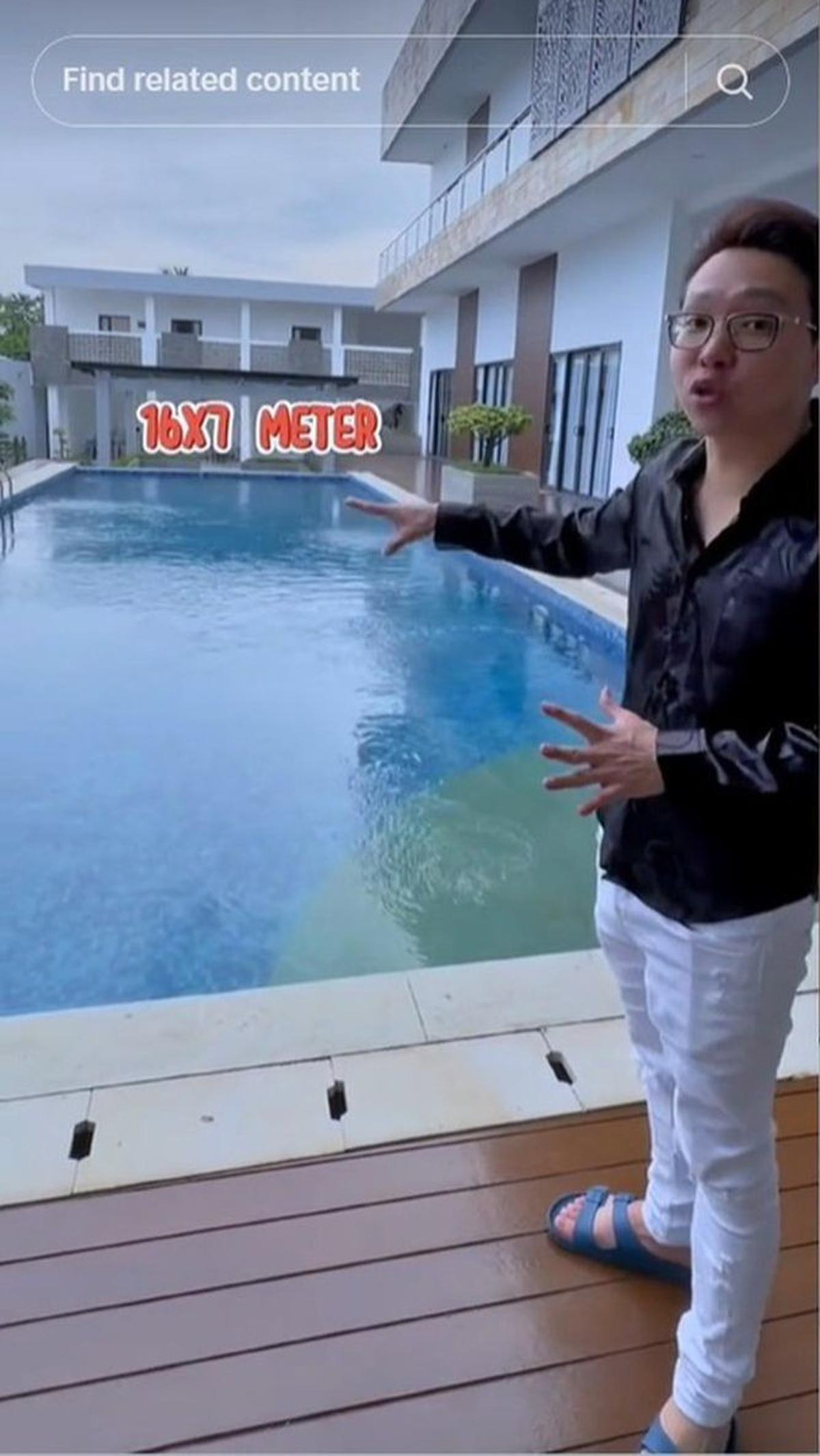 Tak hanya itu, rumah ini juga dilengkapi dengan salon pribadi dan juga kolam renang.