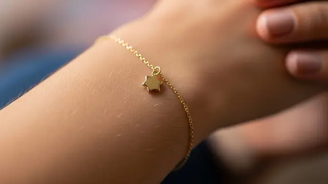 Gelang Rantai dengan Liontin Kecil