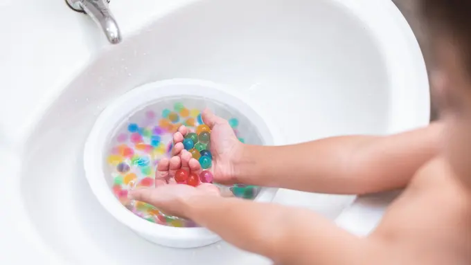 Bermain Water Beads, Cara Sederhana Latih Fokus dan Motorik Halus Anak