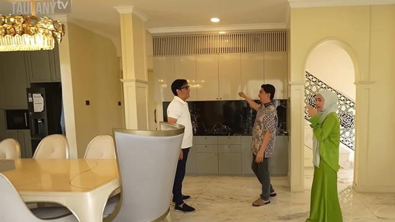 7 Potret Ruang Makan di Rumah Ustaz Solmed, Desainnya Mewah dan Cocok untuk Keluarga Modern
