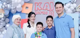 Dari rasa sedih karena anak lebih dekat ke ayah hingga rutinitas pelukan setiap jam, Titi Kamal membagikan sisi lain parenting yang penuh dinamika jelang anak memasuki usia remaja. [@titi_kamall].