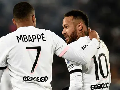 Tidak diperkuat Messi yang absen karena cedera, Duet Neymar bersama Mbappe terbukti efektif dimana keduanya menjadi penyumbang gol dalam pertandingan kali ini. (AFP/Philippe Lopez)