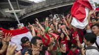 Suporter Indonesia bernyanyi bersama sebelum menyaksikan laga melawan Malaysia di Stadion Shah Alam, Selangor, Sabtu, (26/8/2017). Indonesia akan menghadapi Malaysia pada laga semifinal sepak bola SEA Games 2017. (Bola.com/Vitalis Yogi Trisna)