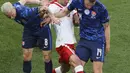 Pemain Slovakia, Ondrej Duda dan Milan Skriniar berusaha merebut bola dari pemain Polanadia, Grzegorz Krychowiak pada pertandingan grup E Euro 2020 di stadion Saint Petersburg di St. Petersburg, Rusia, Senin (14/6/2021).  Slovakia menang tipis atas Polandia 2-1. (Anton Vaganov/Pool via AP)