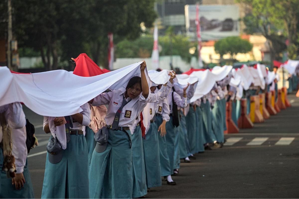FOTO: Aksi Pelajar Surabaya Bentangkan Merah Putih Hampir 15 Kilometer