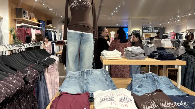 Koleksi perempuan Hollister di Indonesia. [Anisha/Fimela]