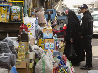Orang-orang berbelanja di pasar Jamila Baghdad, Irak, Rabu, 9 Maret 2022. Harga makanan, bahan bakar, dan bahan konstruksi naik 20 hingga 50 persen di Irak, karena situasi perang saat ini di Ukraina. (AP Photo/Hadi Mizban)