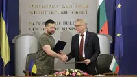 Presiden Ukraina Volodymyr Zelensky berjabat tangan dengan Perdana Menteri Bulgaria Nikolai Denkov di Sofia, Kamis (6/7/2023), setelah penandatanganan sebuah memorandum. (Dok. AP/Valentina Petrova)