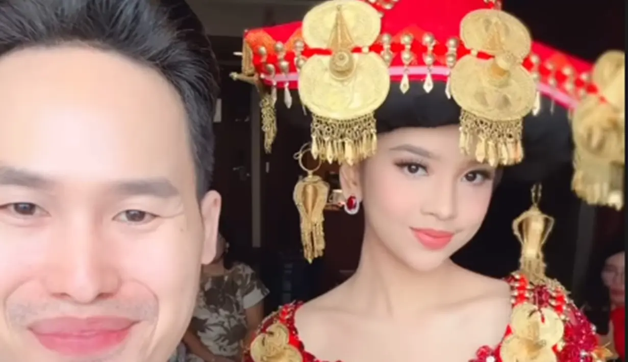 <p>Potret penampilan Lyodra Ginting pakai baju adat Karo untuk Misa Kudus. Baju adat Karo merupakan baju adat dari Sumatera Utara. Pakai baju adat, pelantun tembang Pesan Terakhir ini pancarkan pesonanya. Jadi pengalaman pertama, penyanyi berusia 21 tahun ini tak bisa sembunyikan wajah tegangnya. Tak sedikit yang menantikan penampilan Lyodra di Misa Akbar ini. (Liputan6.com/IG/@lyodraofficial)</p>