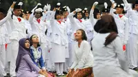 Aksi teatrikal oleh purna Paskibraka Nasional 2017 di PPPON Cibubur, Jakarta Timur, Rabu (23/8). Sebanyak 3000 purna paskibraka dari seluruh Indonesia hadir dalam acara apel kebangsaan tersebut. (Liputan6.com/Yoppy Renato)