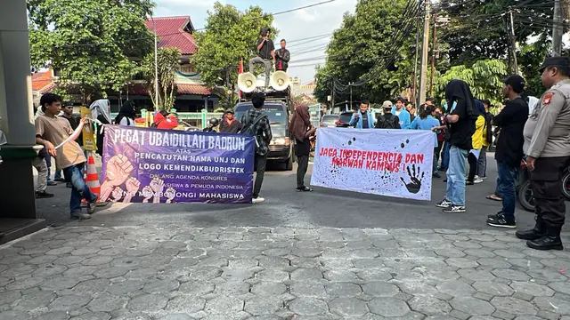 Kelompok mahasiswa tergabung dalam Aliansi Mahasiswa Peduli Kampus berunjuk rasa didepan Kemendikbud RI, Tanah Abang Jakarta Pusat pada Kamis (10/10/2024).