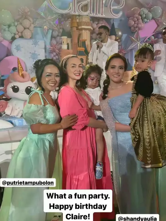 Rianti Cartwright membawa anak semata wayangnya untuk hadiri pesta ulang tahun Claire. Rianti tampil dengan dress warna pink, sedangkan sang putri, Cara Rose, tampil kasual dengan kaus putih. [@riantic]