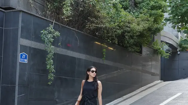 Nabila Syakieb dengan ootd santai ke Korea Selatan.  [@nsyakieb85]