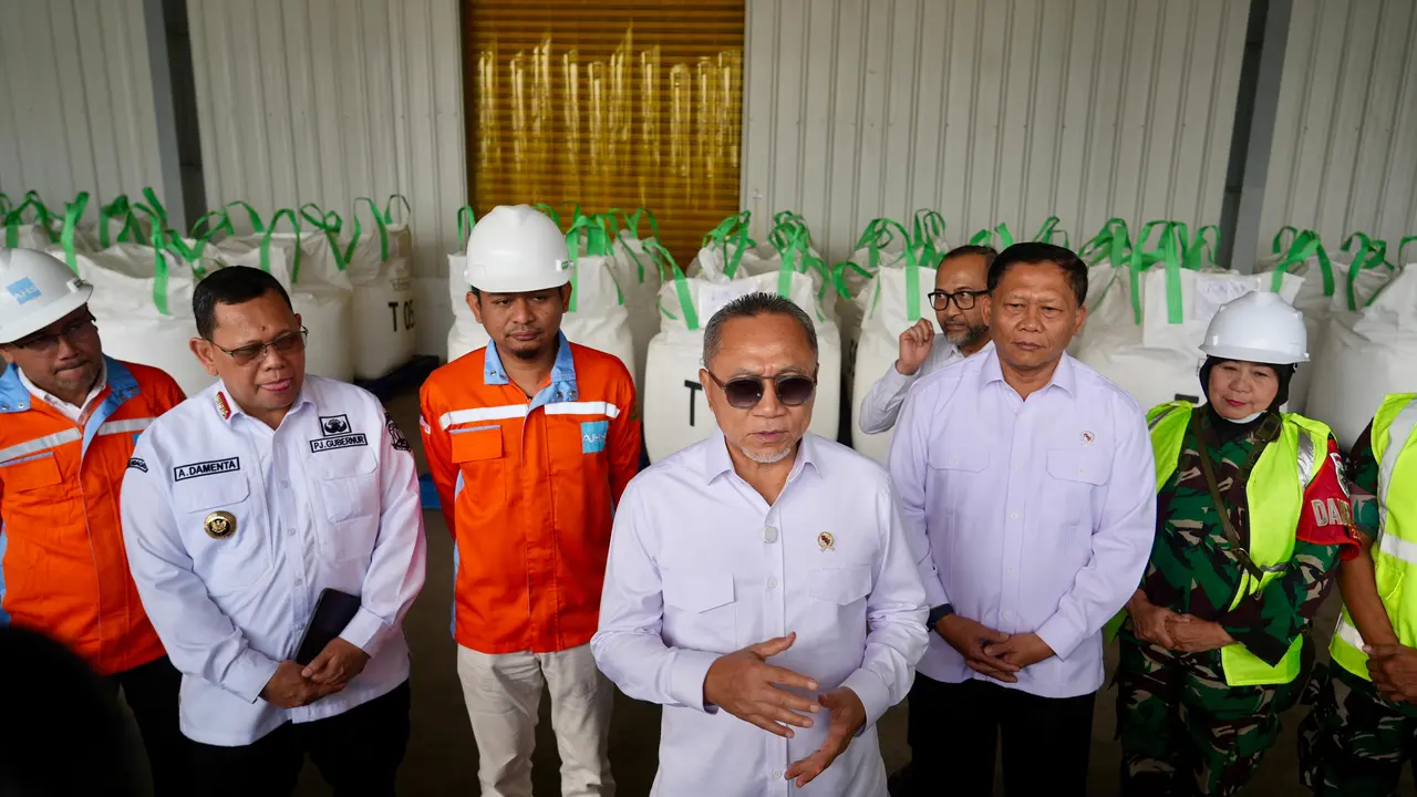 Menteri Koordinator (Menko) Bidang Pangan Zulkifli Hasan (Zulhas) saat meninjau pabrik garam PT Ainul Hayat Sejahtera di Serang, Banten.