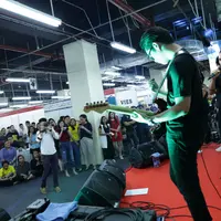 Teza Sumendra berhasil menghangatkan pembukaan acara Broadway Market. (Foto: Galih W. Satria/Bintang.com)