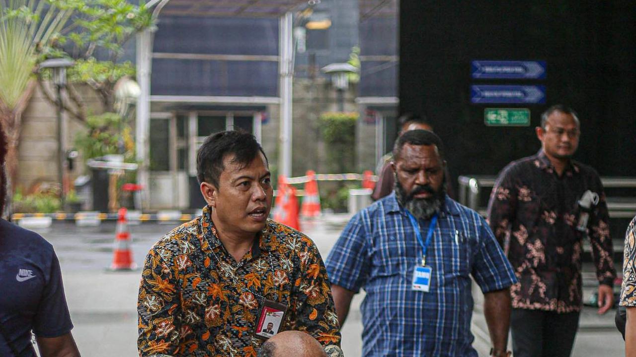 Lukas tampak terduduk di kursi roda saat memenuhi pemeriksaan tersebut.