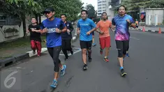 Calon wakil gubernur nomor urut 3, Sandiaga Uno lari ditemani anggota komunitas Jakarta Berlari dan para relawan mengelilingi tempat pemungutan suara (TPS) di sekitar rumahnya di Selong, Kebayoran Baru, Jakarta, Rabu (19/4). (Liputan6.com/Helmi Afandi)