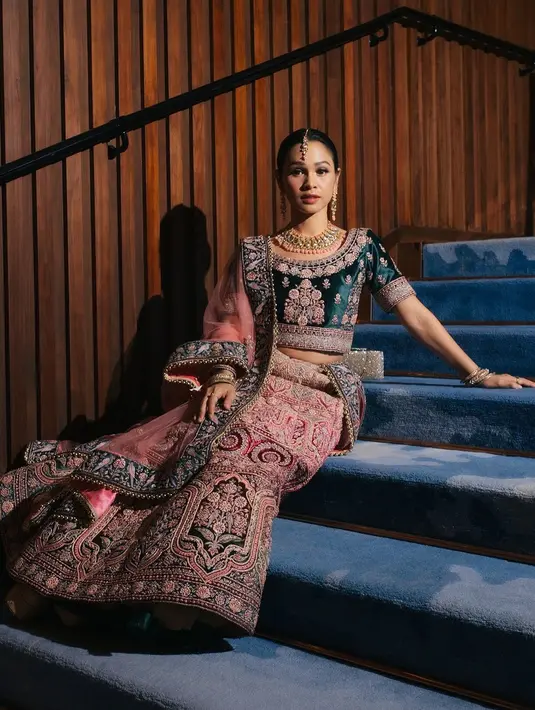 Andien memilih aksesori tradisional seperti maang tikka di bagian dahi, anting panjang, dan kalung emas, yang semakin menyempurnakan penampilannya. Nuansa budaya India yang kaya terasa begitu kental, menunjukkan apresiasi Andien terhadap warisan budaya tersebut. [@andienaisyah].