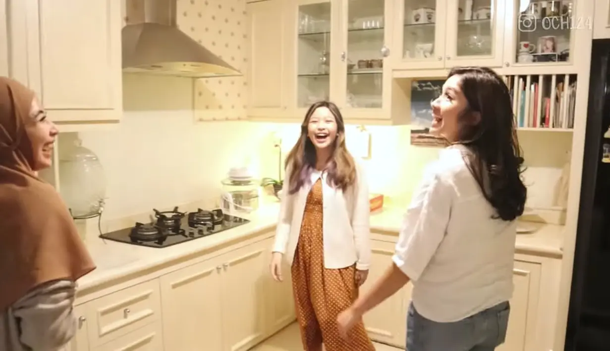 Tidak jauh dari ruang Madinah, terdapat dapur yang biasa digunakan untuk masak. Annisa mengaku tidak ada konsep khusus saat membagun rumahnya. Karena dibuat secara bertahap. [Youtube/Ochi Rosdiana]