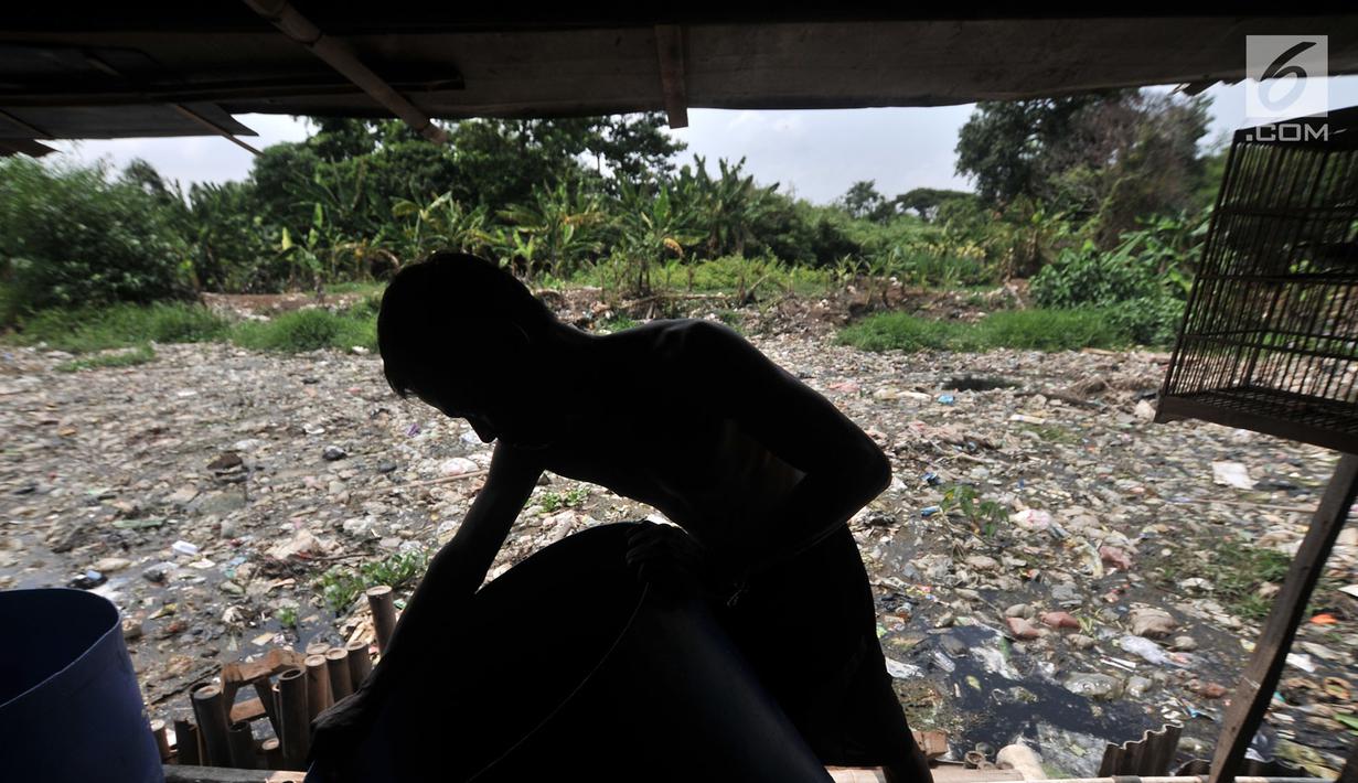 Warga beraktivitas di pinggiran Kali Pisang Batu yang dipenuhi sampah, Tarumajaya, Bekasi, Jawa Barat, Rabu (9/1). Warga tetap beraktivitas meski bau tak sedap menghantui mereka akibat tumpukan sampah di kali tersebut. (Merdeka.com/Iqbal S. Nugroho)