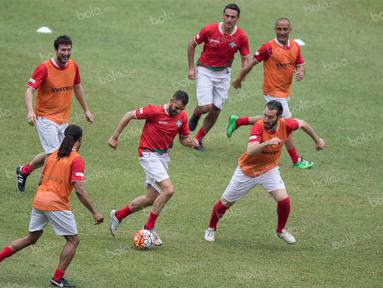 Gelandang Calcio Legend, Simone Perotta, menggiring bola saat mencoba lapangan di SUGBK, Jakarta, Jumat (20/5/2016). Calcio Legend berlatih untuk persiapan jelang laga melawan Primavera Baretti. (Bola.com/Vitalis Yogi Trisna)
