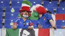 Suporter timnas Italia menunggu dimulainya laga Grup A Euro 2020 antara Italia dan Swiss di stadion Olimpiade di Roma, Rabu (16/6/2021). Dalam laga tersebut, Timnas Italia menghajar Swiss dengan skor 3-0. (Andreas Solaro/Pool Photo via AP)