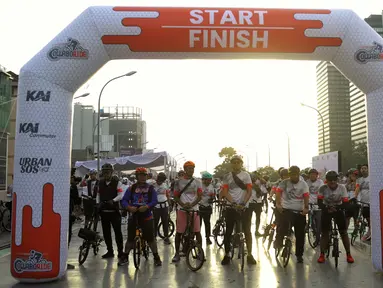 Pegawai PT KAI bersiap bersepeda bersama berbagai komunitas Urban SOS Cycling Club di Stasiun BNI City, Jakarta, Sabtu (21/1/2023). Kegiatan olahraga bersepeda yang bertajuk Collaboride digelar dalam rangka mempromosikan Stasiun BNI City sebagai area transportasi publik yang dapat digunakan untuk aktivitas warga. (Liputan6.com/Angga Yuniar)