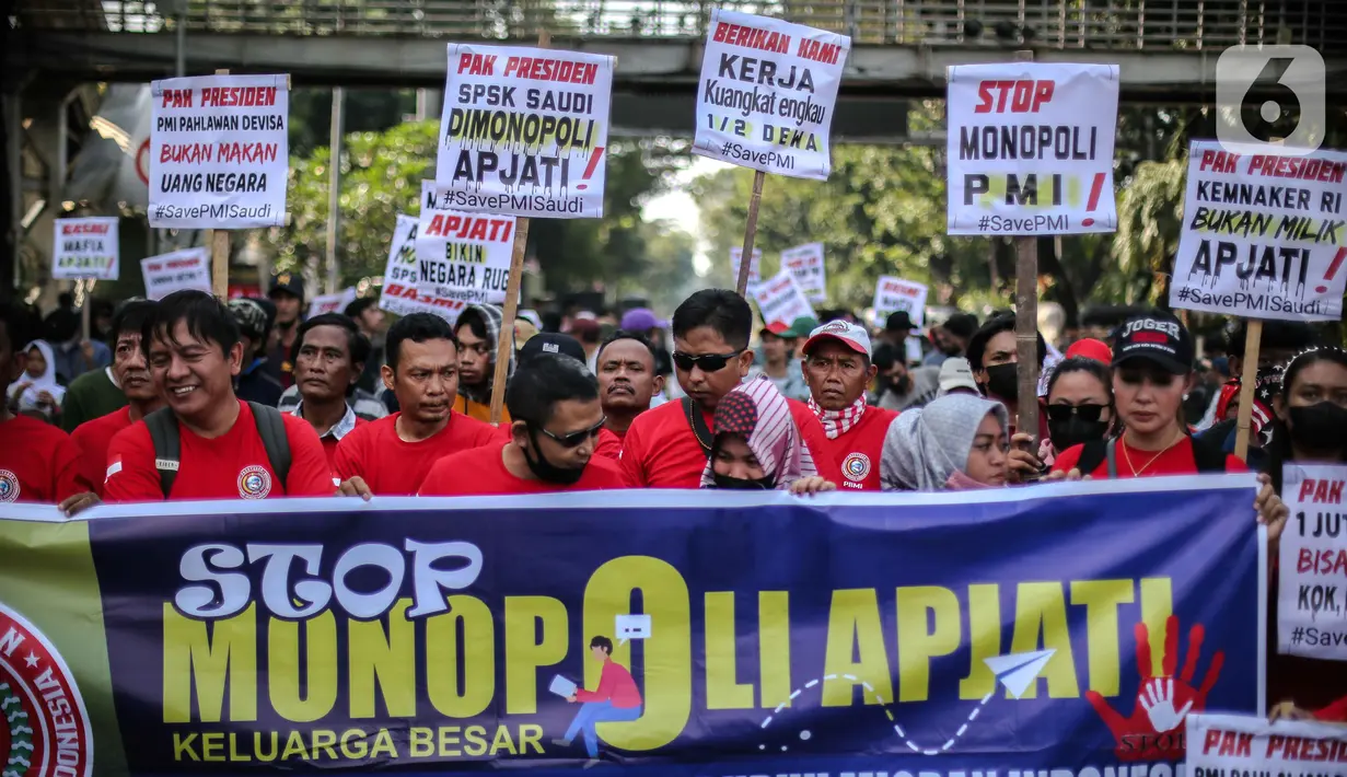 Puluhan orang yang tergabung dalam Masyarakat Pencari Kerja menggelar aksi solidaritas Pekerja Migran Indonesia (PMI) di kawasan Patung Kuda, Jakarta, Senin (31/7/2023). Dalam aksinya, mereka menuntut keselamatan para PMI serta pengoptimalisasian penempatan PMI. (Liputan6.com/Faizal Fanani)