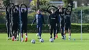 Para pemain Chelsea menjalani latihan di Cobham, Stoke D'Abernon, Inggris, 1 November 2022. Chelsea akan menghadapi Dinamo Zagreb pada pertandingan sepak bola Grup E Liga Champions. (Glyn KIRK/AFP)