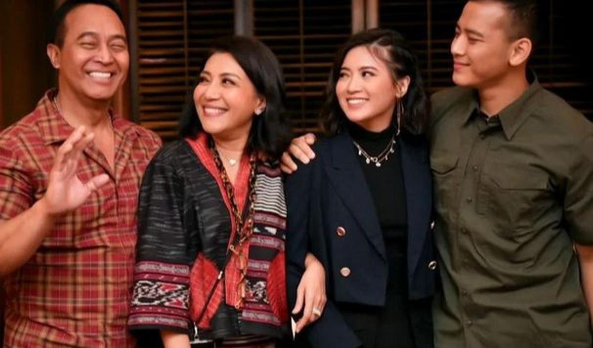Di foto lain, Hafiz bahkan terlihat tak ragu kembali merangkul pundak kekasihnya.<br>