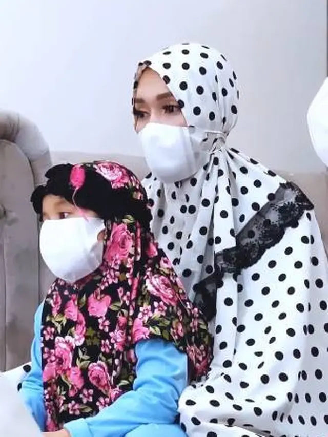 Akun Instagram Kembali, Ini 7 Momen Lucinta Luna Gelar Tasyakuran Bersama Anak Yatim