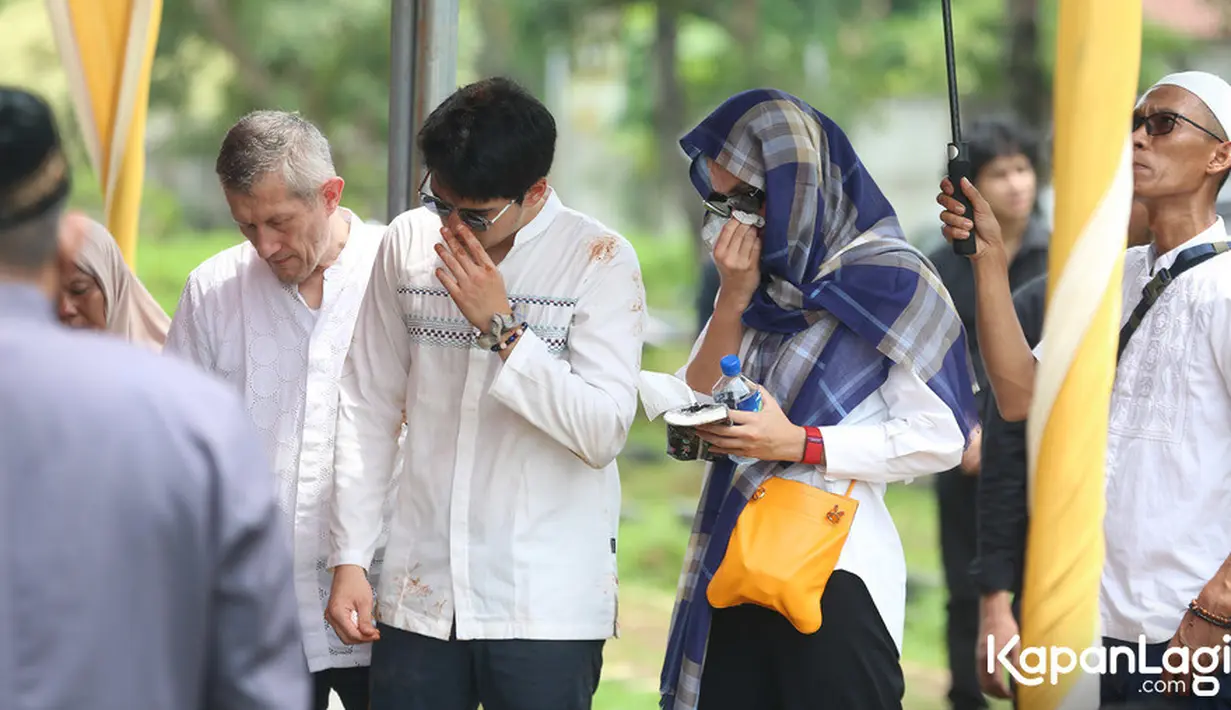 Perempuan asal Bali itu juga tampak berusaha menenangkan sang kekasih. Tidak hanya itu, Luna Maya juga terlihat mengelus punggung Patrice Bouttier untuk memberikannya ketenangan. [KapanLagi.com/Budy Santoso]