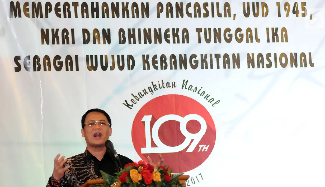 Ahmad Basarah (kanan) mewakili Ketua Umum PDIP Megawati Soekarnoputri memberikan kata pembuka diskusi usai menerima penghargaan Bhinneka Tunggal Ika Award 2017 di Jakarta, Senin (22/5). (Liputan6.com/Helmi Fithriansyah)