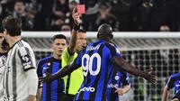 Striker Inter Milan, Romelu Lukaku menerima kartu merah dari wasit Davide Massa setelah terlibat pertikaian dengan gelandang Juventus, Juan Cuadrado pada laga leg pertama semifinal Coppa Italia 2022/2023 di Allianz Stadium, Turin, Rabu (5/4/2023) dini hari WIB. (LaPresse via AP Photo/Marco Alpozzi)