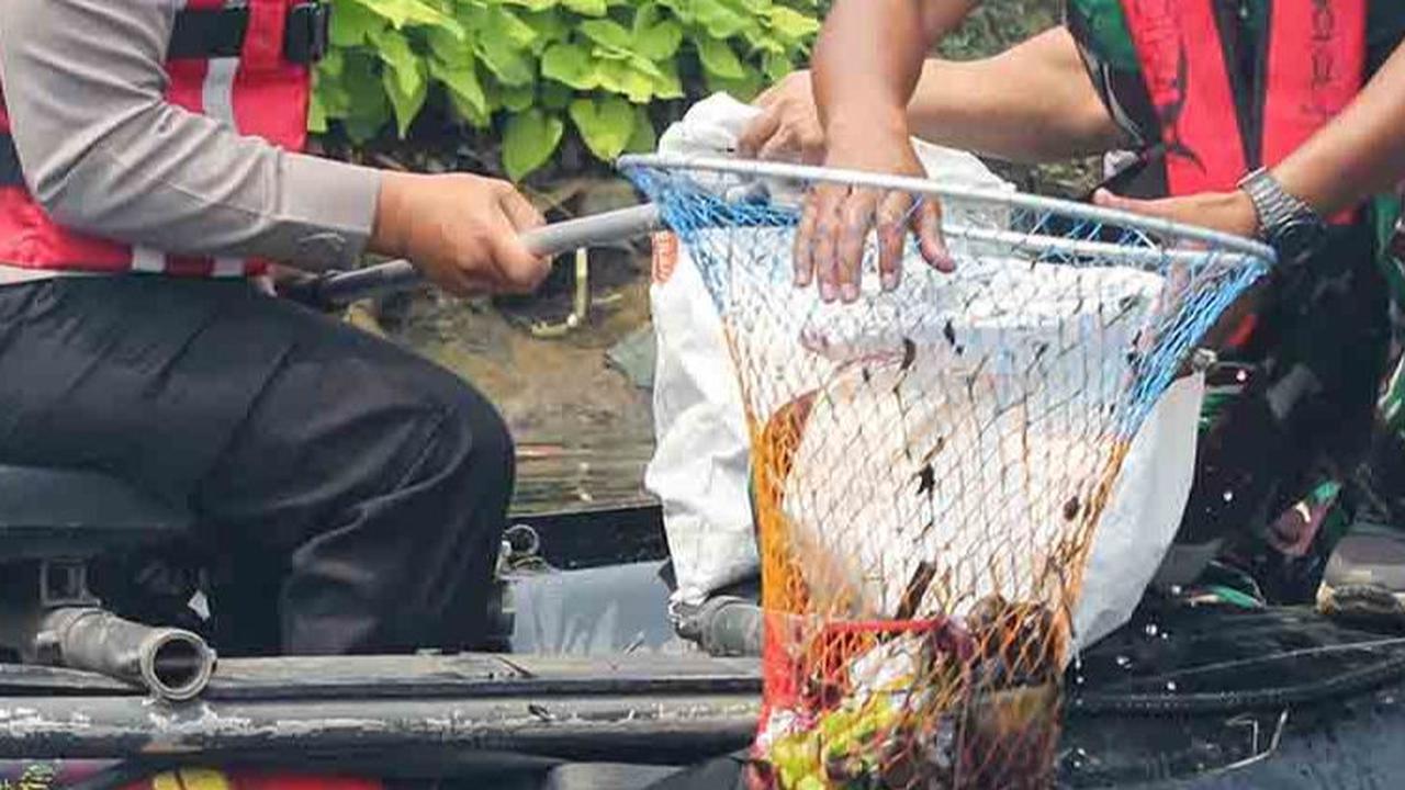 FOTO: Kompaknya Kapolda Metro dan Pangdam Jaya Terjun ke Kali Ciliwung untuk Bersihkan Sampah