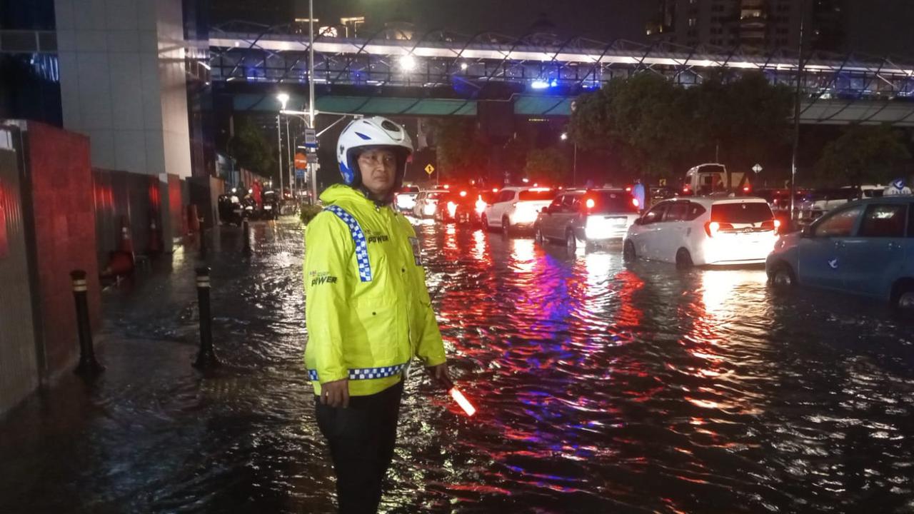 Kawasan Kelapa Gading Jakut Terendam Banjir, Polisi Berlakukan Pengalihan Arus Lalin