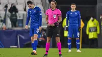 Wasit Prancis, Stephanie Frappart berdiri di lapangan selama Liga Champions, grup G antara Juventus dan Dinamo Kiev di Allianz Stadium, Kamis (3/12/2020) dinihari WIB. Frappart menjadi wasit perempuan pertama yang memimpin pertandingan Liga Champions men’s team. (Marco Alpozzi/LaPresse via AP)