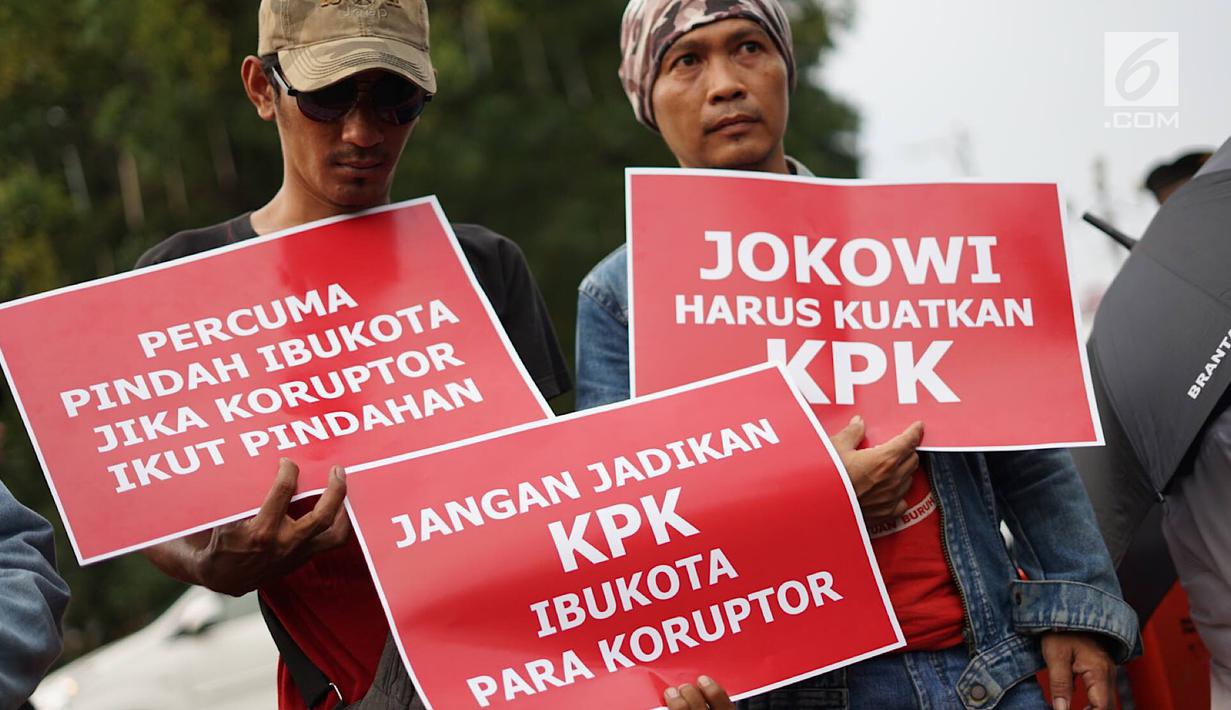 Massa gabungan dari beberapa organisasi menggelar aksi damai terkait pemilihan calon pimpinan KPK di Jakarta, Kamis (5/9/2019). Massa menuntut Presiden Joko Widodo memilih pimpinan KPK yang bersih dan jujur karena banyaknya polemik seputar Capim KPK. (Liputan6.com/Immanuel Antonius)