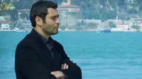 Dalam serial Elif, si tampan Kenan Emiroğlu terus dibayang-bayangi wanita yang menjadi cinta pertamanya.