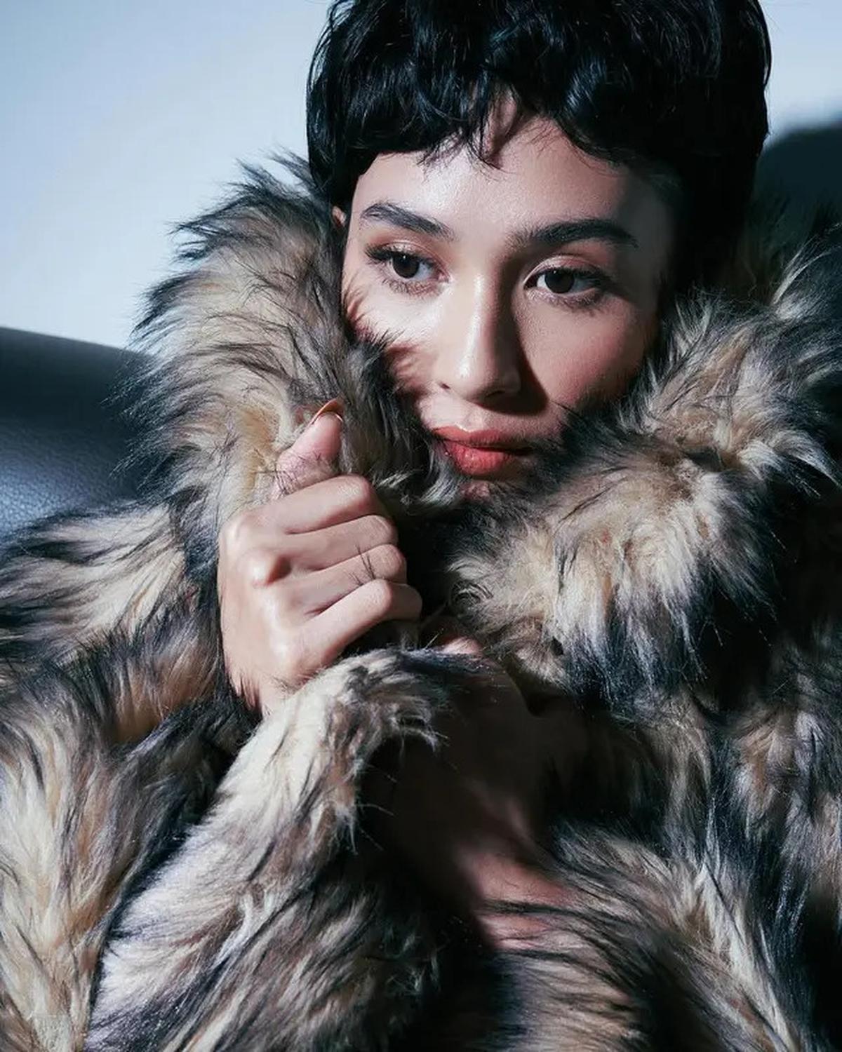 Potret Manglingi Mikha Tambayong dengan Rambut Pixie Cut, Tampil Stunning dengan Coat Berbulu