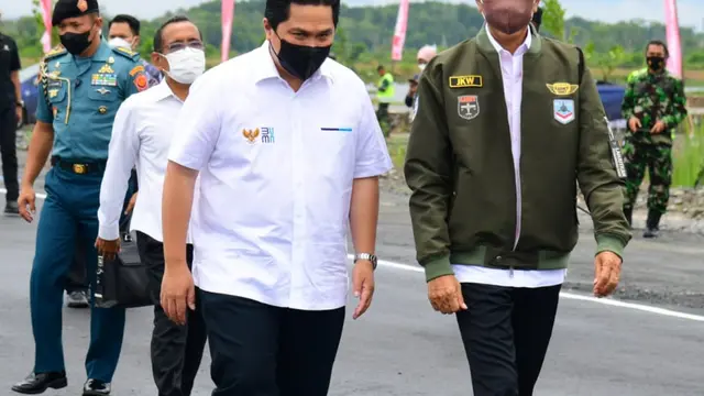 Menteri BUMN Erick Thohir mendampingi Presiden Joko Widodo dalam peresmian pabrik biodiesel milik PT Jhonlin Agro Raya di Kalimantan Selatan