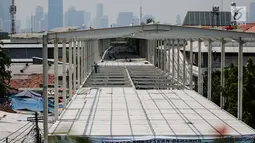Pekerja menyelesaikan proyek pembangunan jembatan multiguna (skybridge) Tanah Abang di Jakarta, Selasa (9/10). Jembatan yang ditaget selesai pada 15 Oktober ini dibangun dengan panjang 386,4 meter dengan lebar 12 meter. (Liputan6.com/Faizal Fanani)