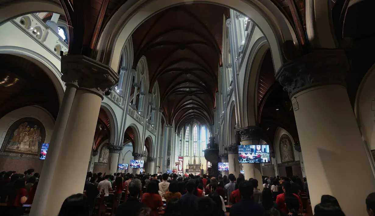 Umat Katolik saat mengikuti Misa Pontifikal Natal di Gereja Katedral Jakarta, Kamis (25/12/2025). (Kapanlagi.com/Budy Santoso)