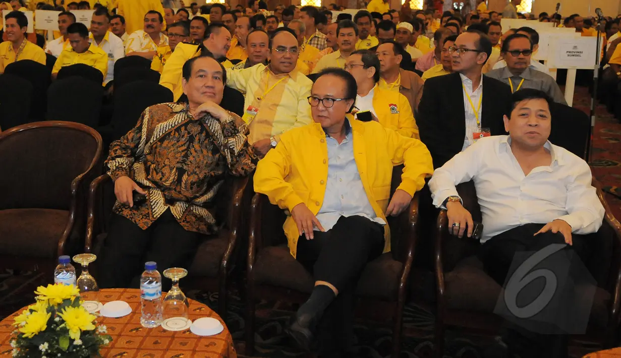 Wakil Ketum Golkar Theo L Sambuaga (kiri), Sjarif Cicip Sutardjo (tengah) dan Setya Novanto (kanan) menghadiri rapat konsultasi nasional Golkar,  Jakarta, Selasa (10/3/2015). (Liputan6.com/Herman Zakharia)