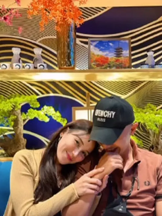 Sedangkan Muhammad Fardhana pilih gaya semi kasual dengan polo shirt cokelat dan topi hitam [@ayutingting92]