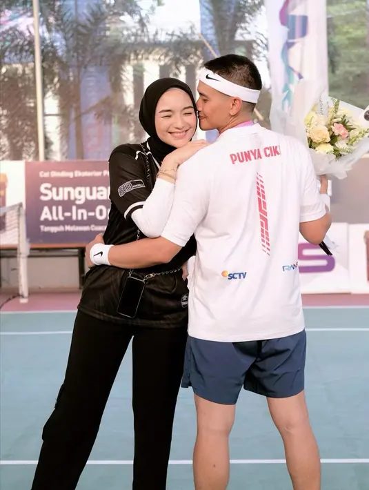 Tidak hanya kemesraan pasangan yang telah dikaruniai seorang anak itu, tapi tulisan nama 'Punya Ciki'. [Foto: Instagram/citraciki]