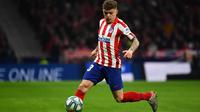 Bek Atletico Madrid, Kieran Trippier, yakin timnya bisa mengalahkan Barcelona pada laga La Liga 2019-2020 di Camp Nou, Rabu (1/7/2020) dini hari WIB. (AFP/Gabriel Bouys)
