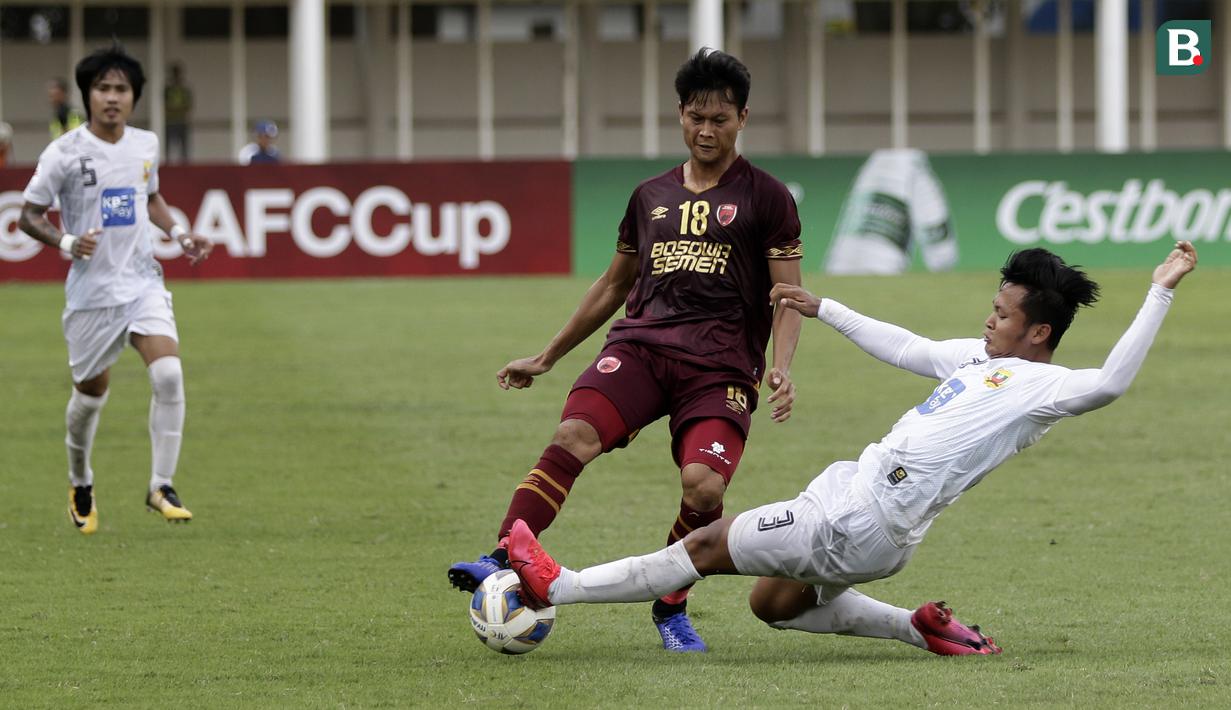Bek PSM Makassar, Dedy Gusmawan, berebut bola dengan pemain Shan United pada laga Piala AFC 2020 di Stadion Madya, Senayan, Jakarta, Rabu (26/2). PSM menang 3-1 atas Shan United. (Bola.com/Yoppy Renato)