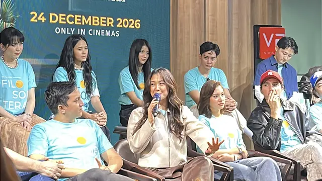 Sherina Munaf, mengangkat mic dalam konferensi pers official poster & soundtrack film Filosofi Teras di kawasan Jakarta pada, (27/10/2026). (Liputan6.com/Afradhiya N. R)